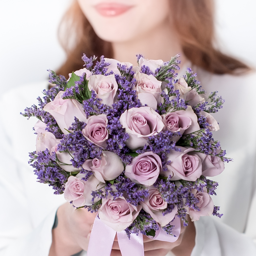 Букет невесты из сиреневых роз и лимониума