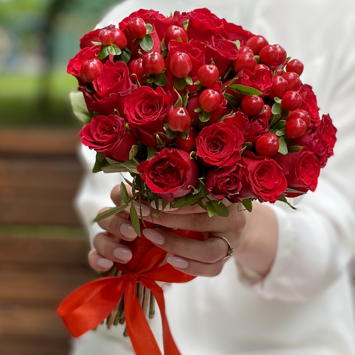 Букет невесты с красными розами и вишенками заказать с доставкой