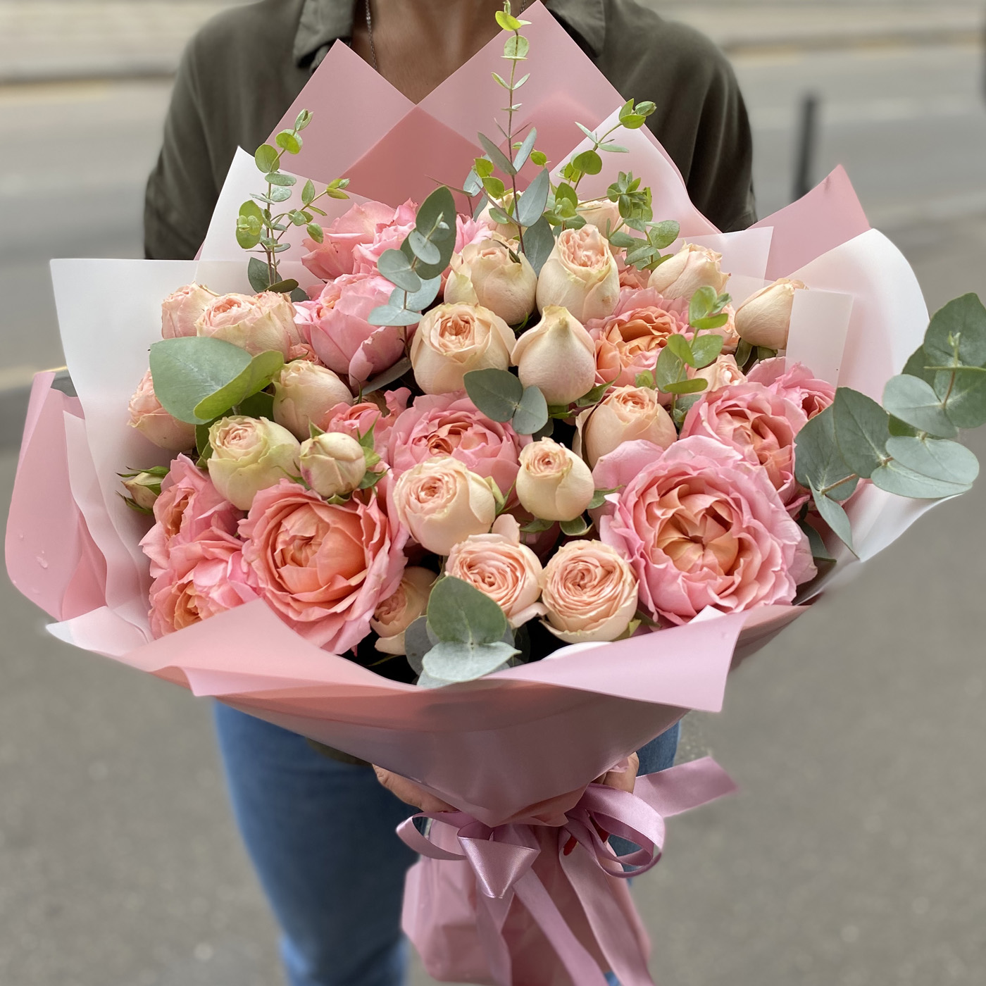Букет персиково-розовых пионовидных роз
