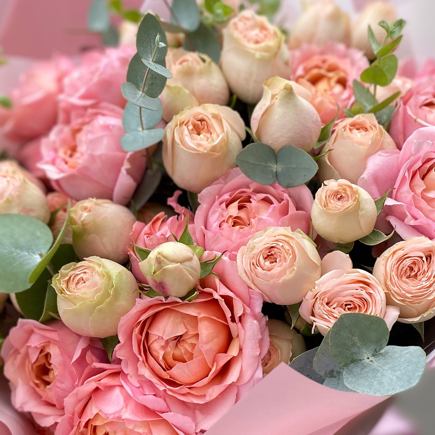 Букет персиково-розовых пионовидных роз