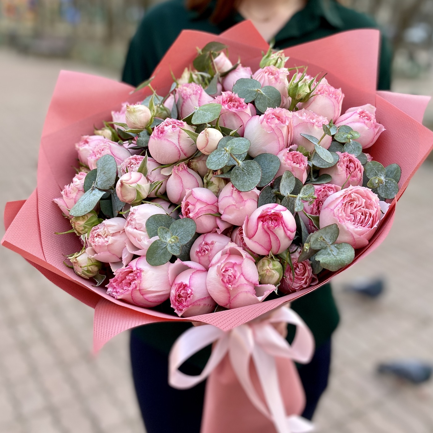 Композиция с нежно-розовыми пионовидными розами на 8 марта