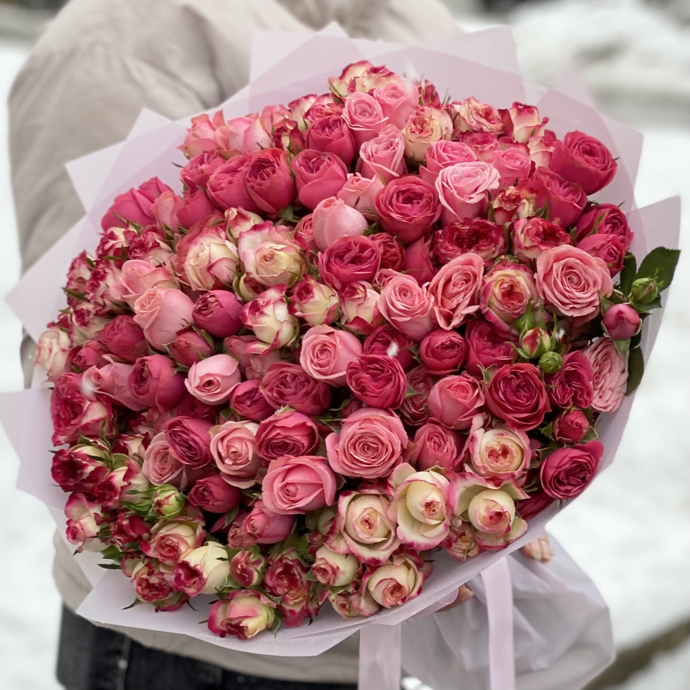 Нежно-розовый микс из кустовых пионовидных роз
