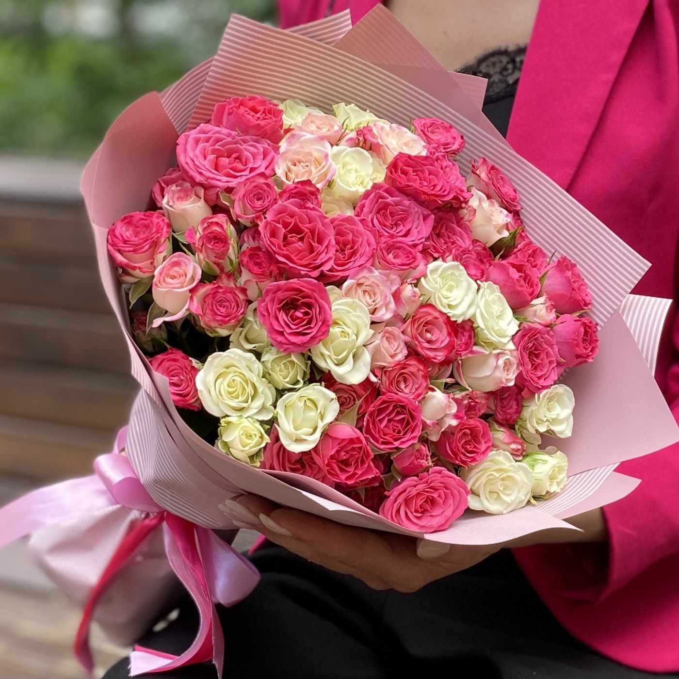 25 кустовых роз Розово-белый микс