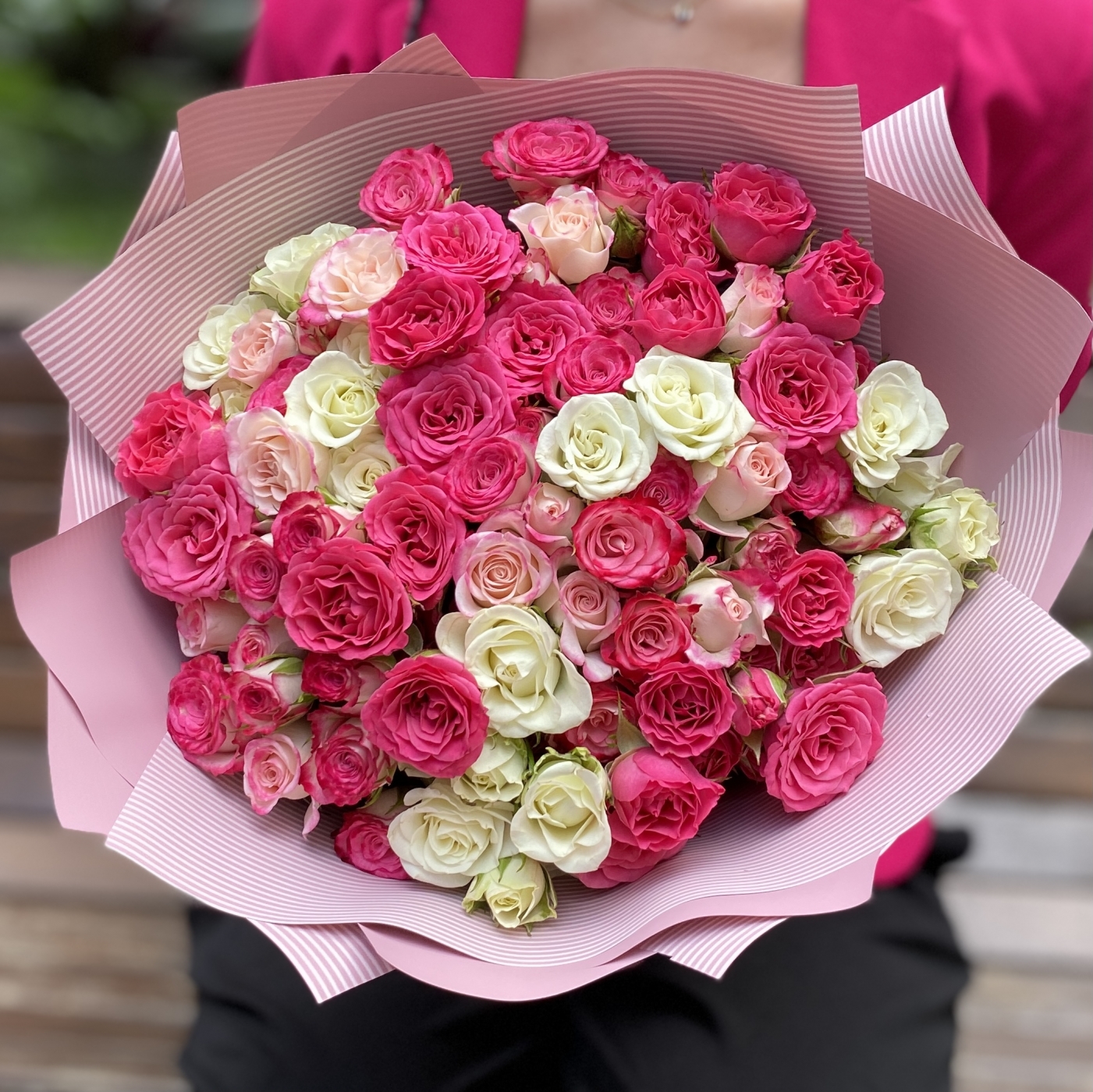 25 кустовых роз Розово-белый микс