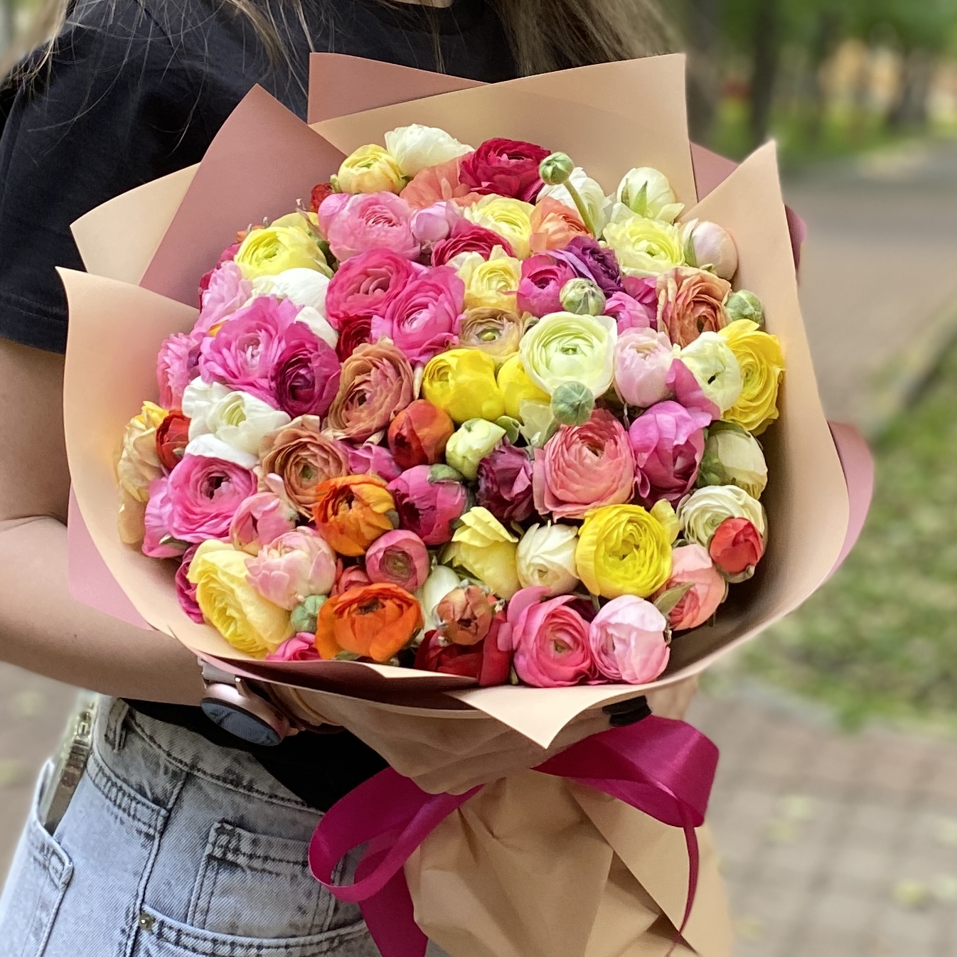 Букет ярких ранункулюсов