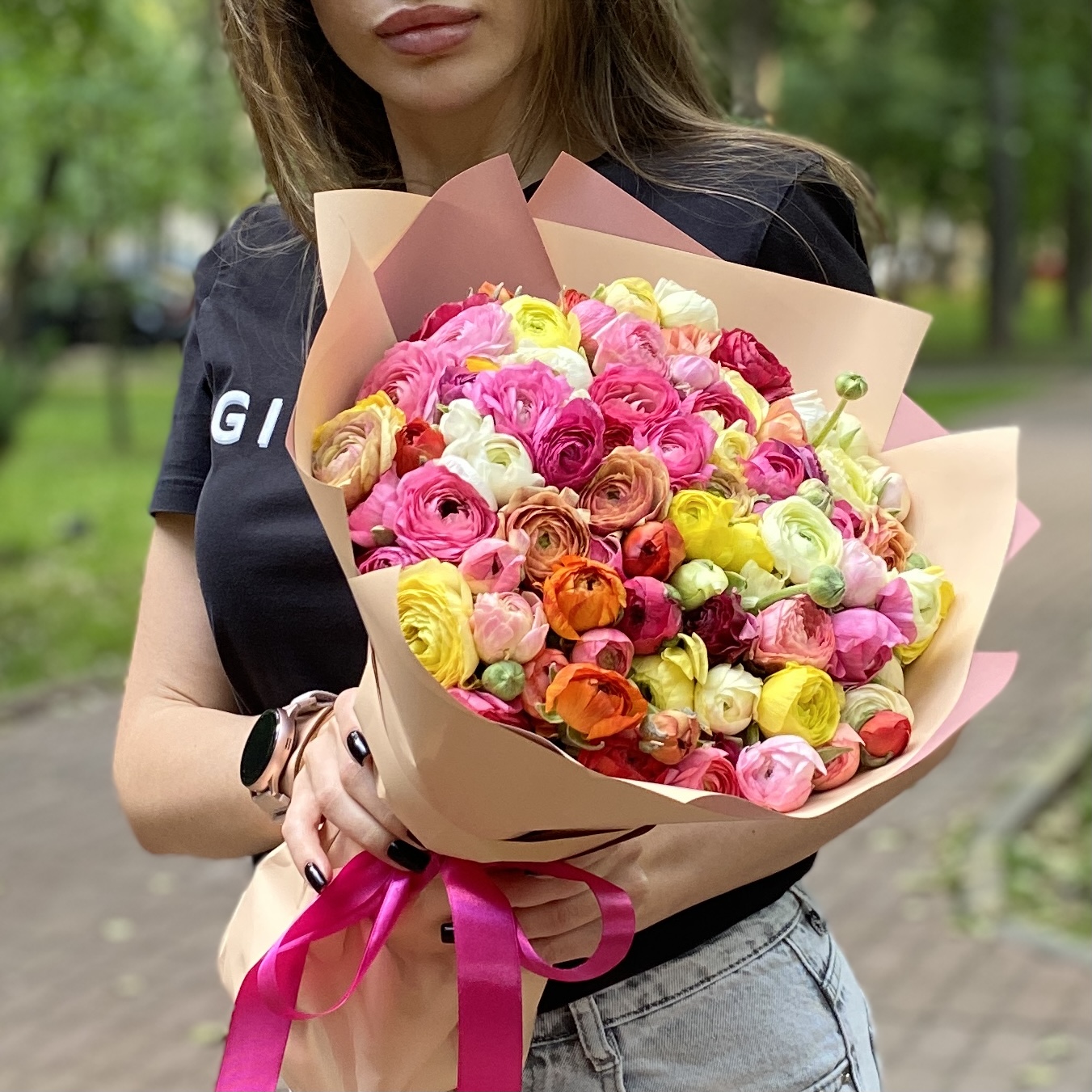 Букет ярких ранункулюсов