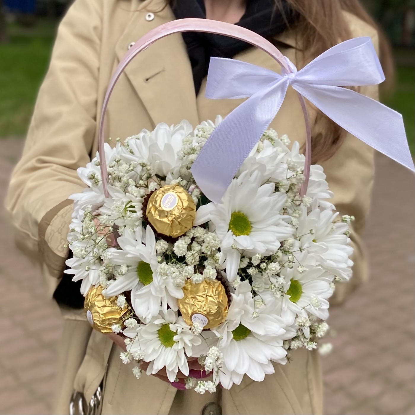 Белая кустовая хризантема Бакарди с конфетами в корзине