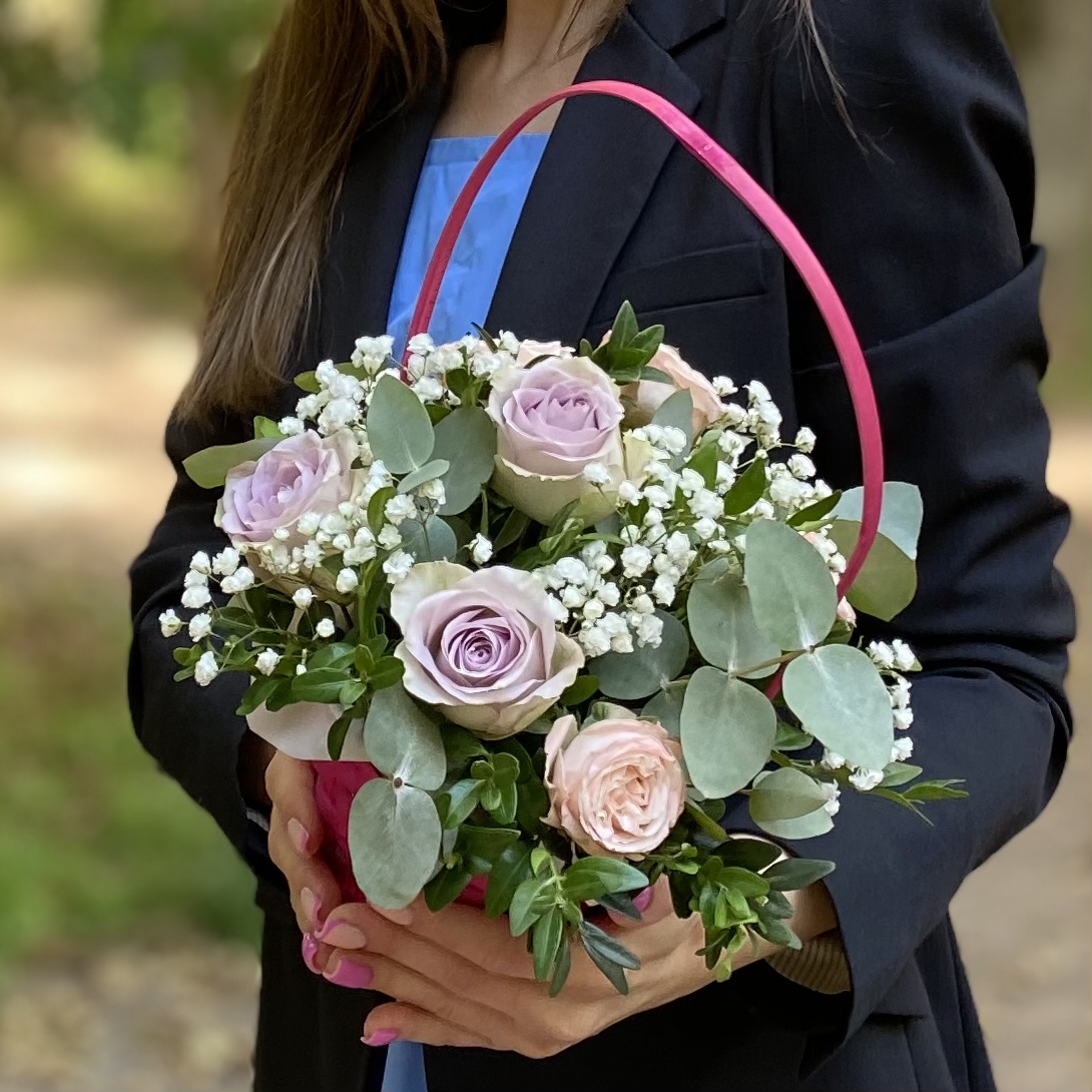 Композиция с розами и гипсофилой в корзине