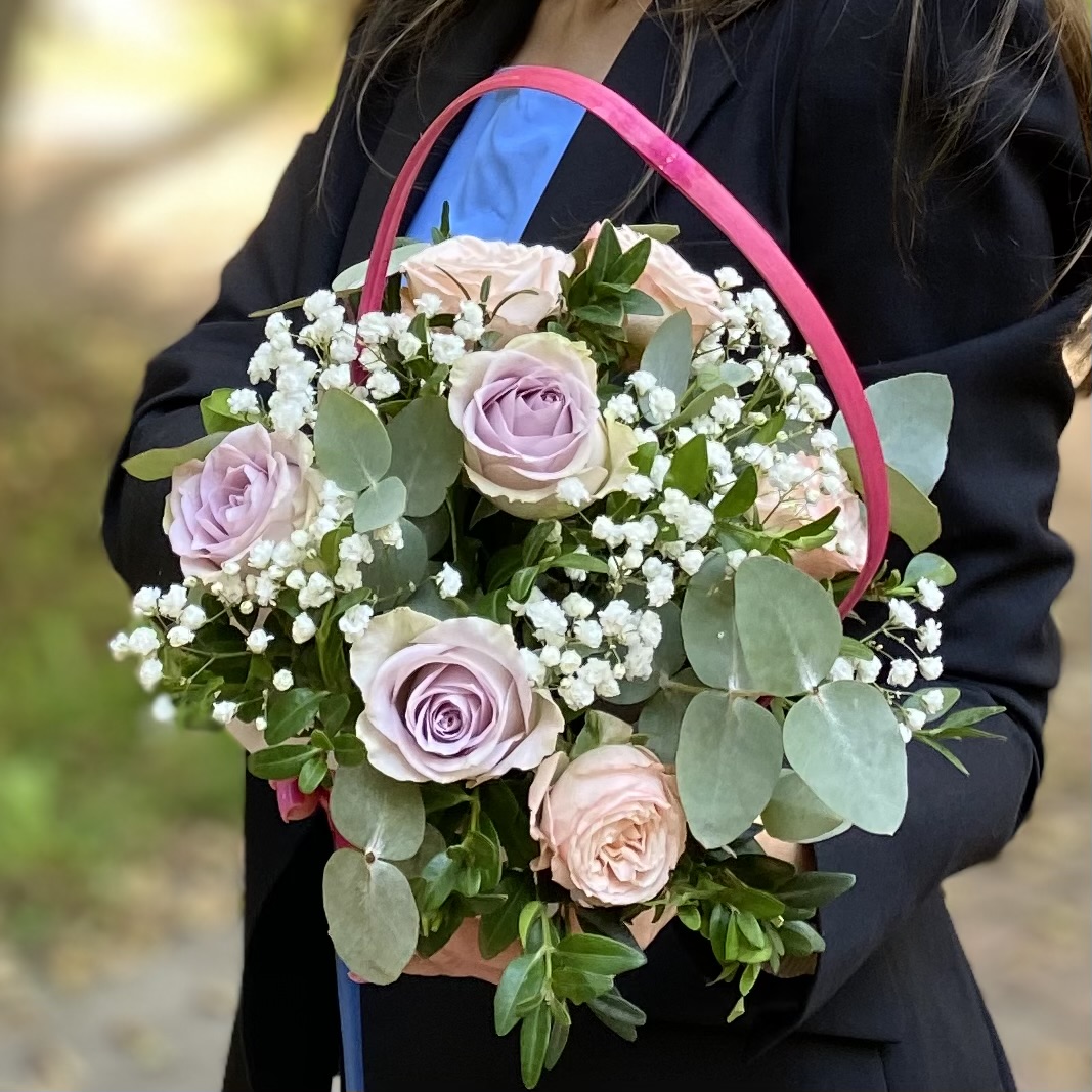 Композиция с розами и гипсофилой в корзине