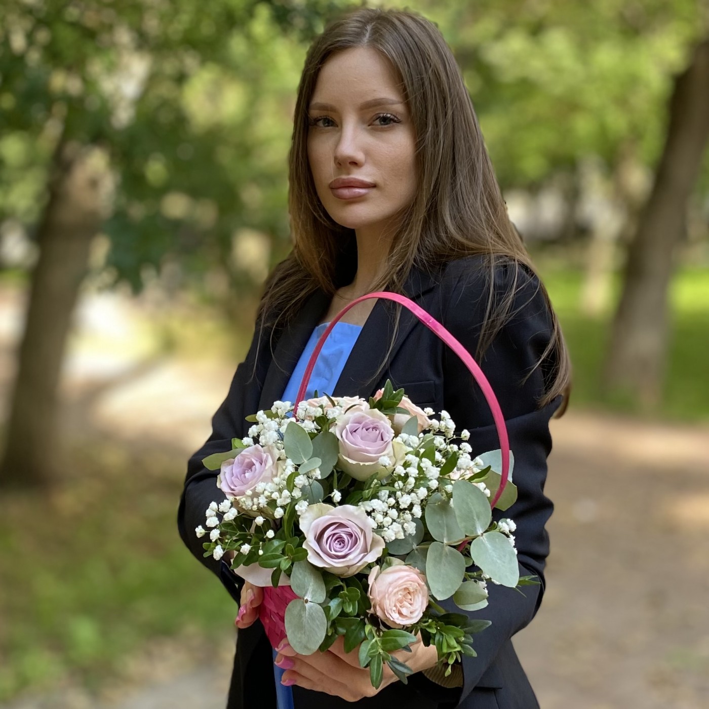 Композиция с розами и гипсофилой в корзине