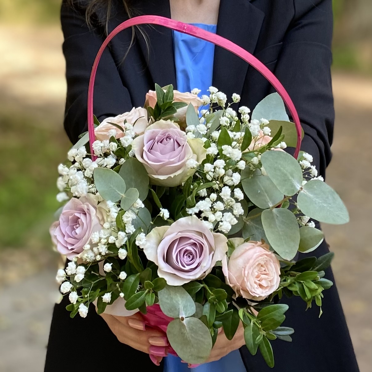 Композиция с розами и гипсофилой в корзине