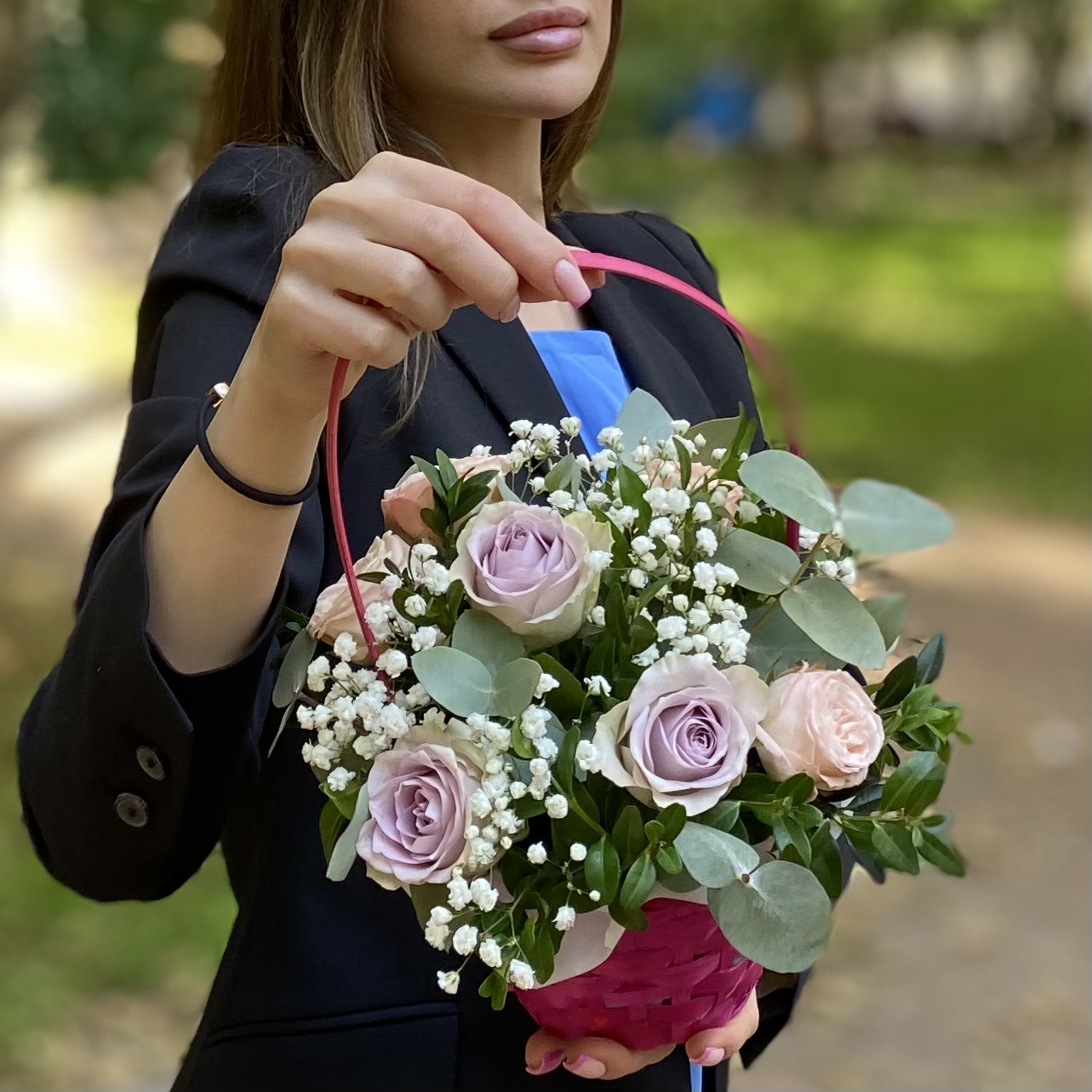 Композиция с розами и гипсофилой в корзине