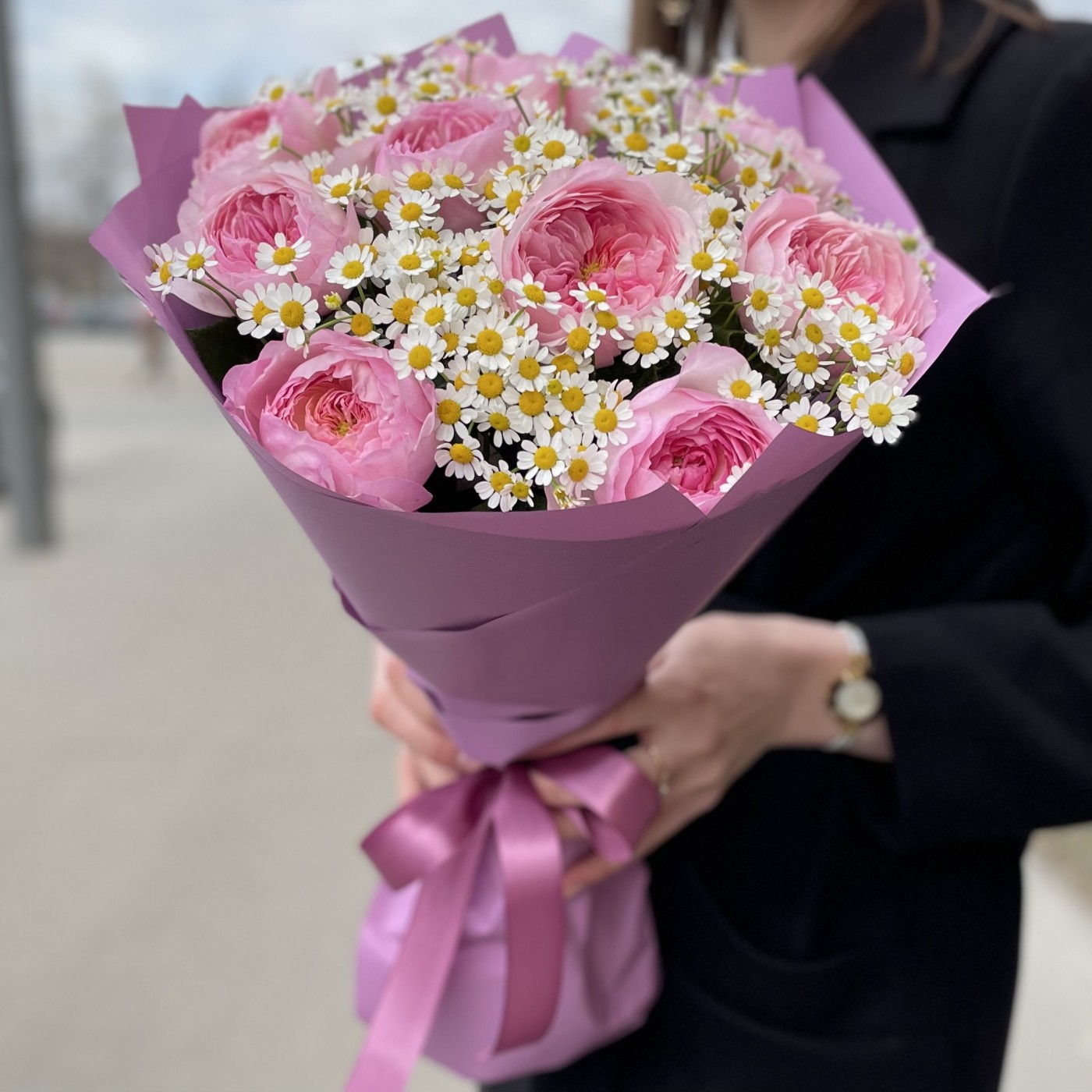 ШикарныЙ букет с розами и ромашками на 8 марта Международный Женский День