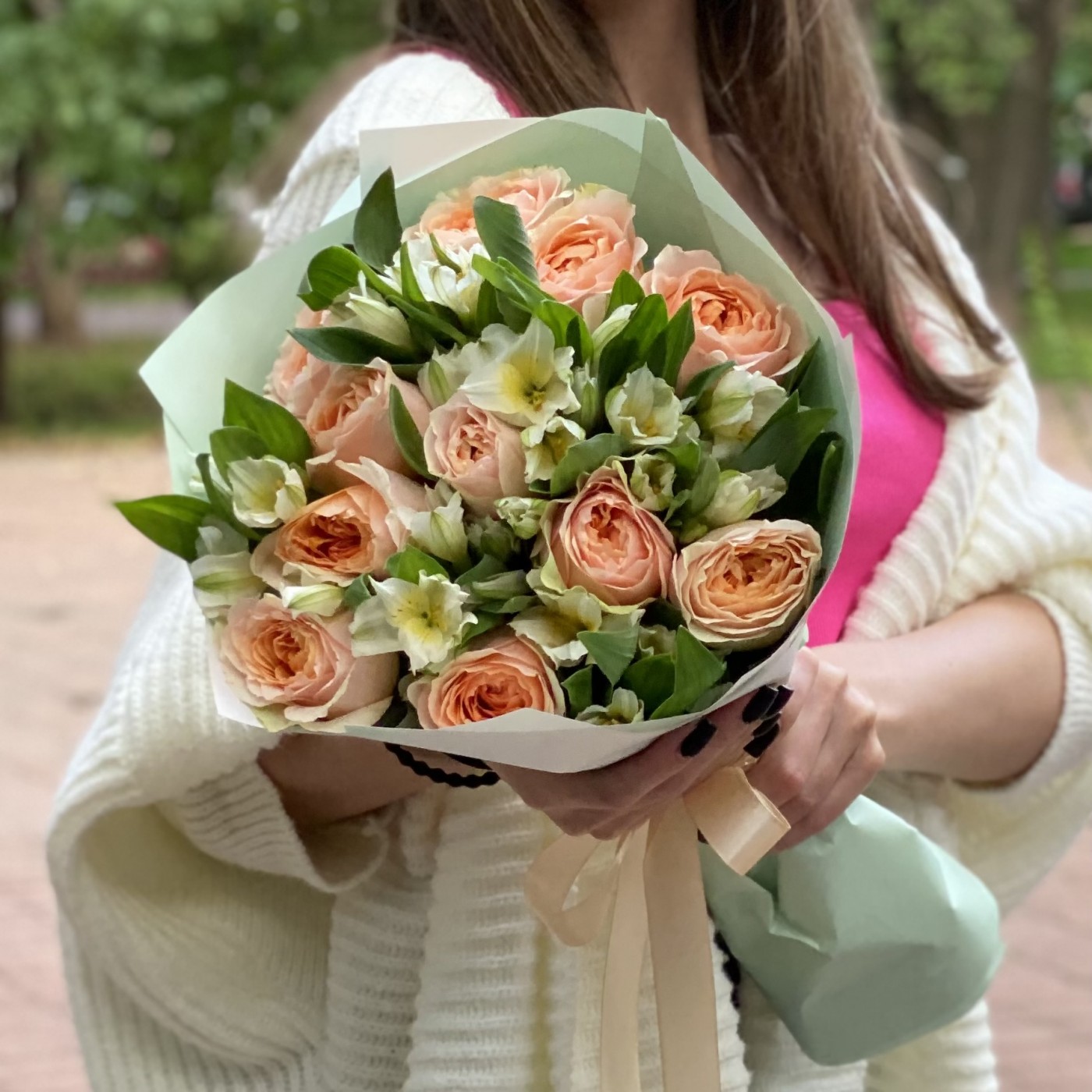 11 пионовидных роз Гравити с альстромерией