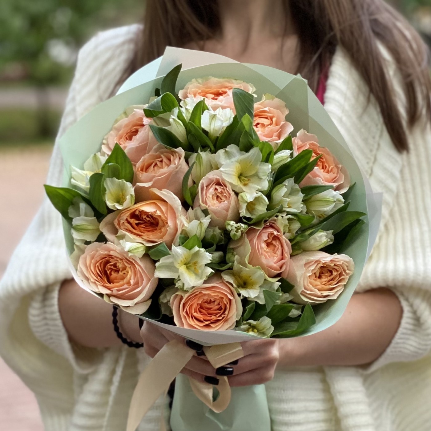 11 пионовидных роз Гравити с альстромерией