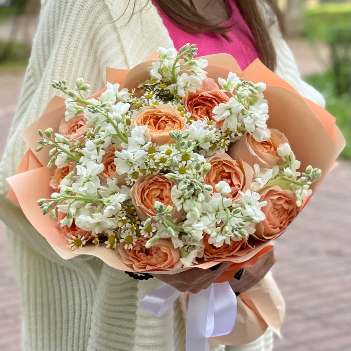 13 пионовидных роз Гравити с маттиолой