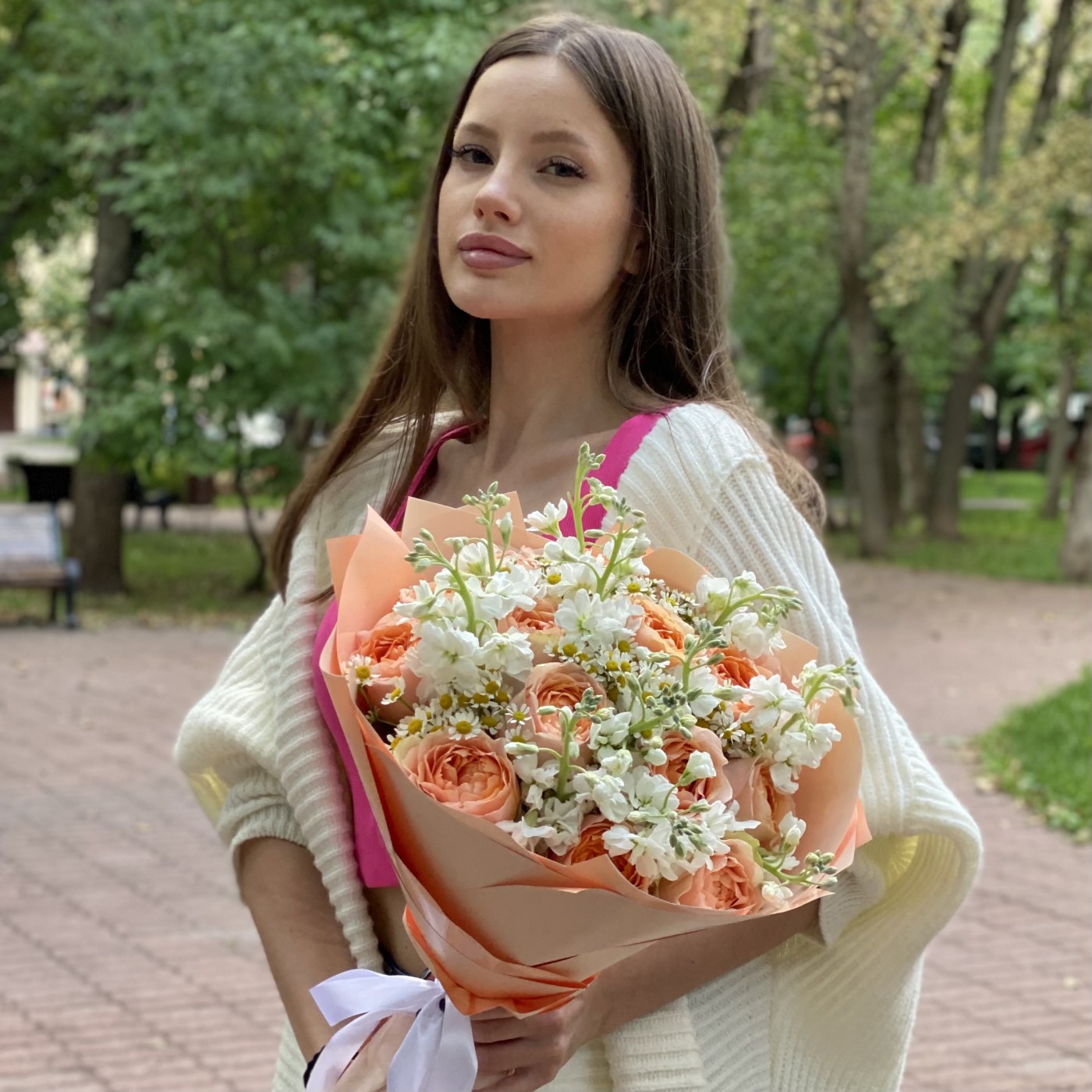 13 пионовидных роз Гравити с маттиолой