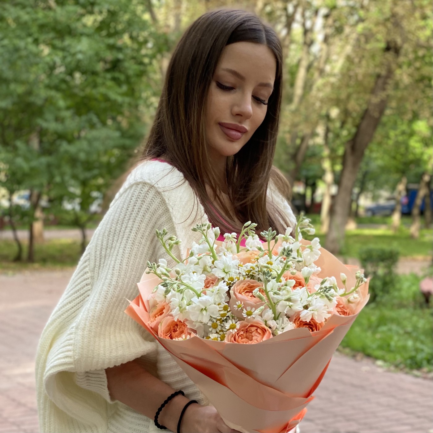 13 пионовидных роз Гравити с маттиолой