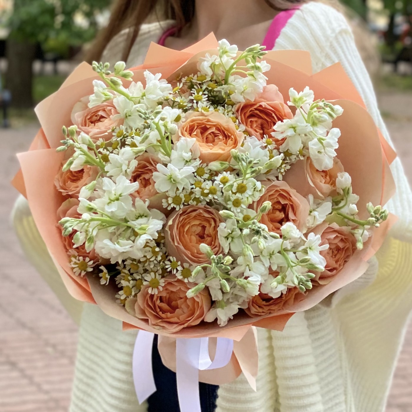 13 пионовидных роз Гравити с маттиолой