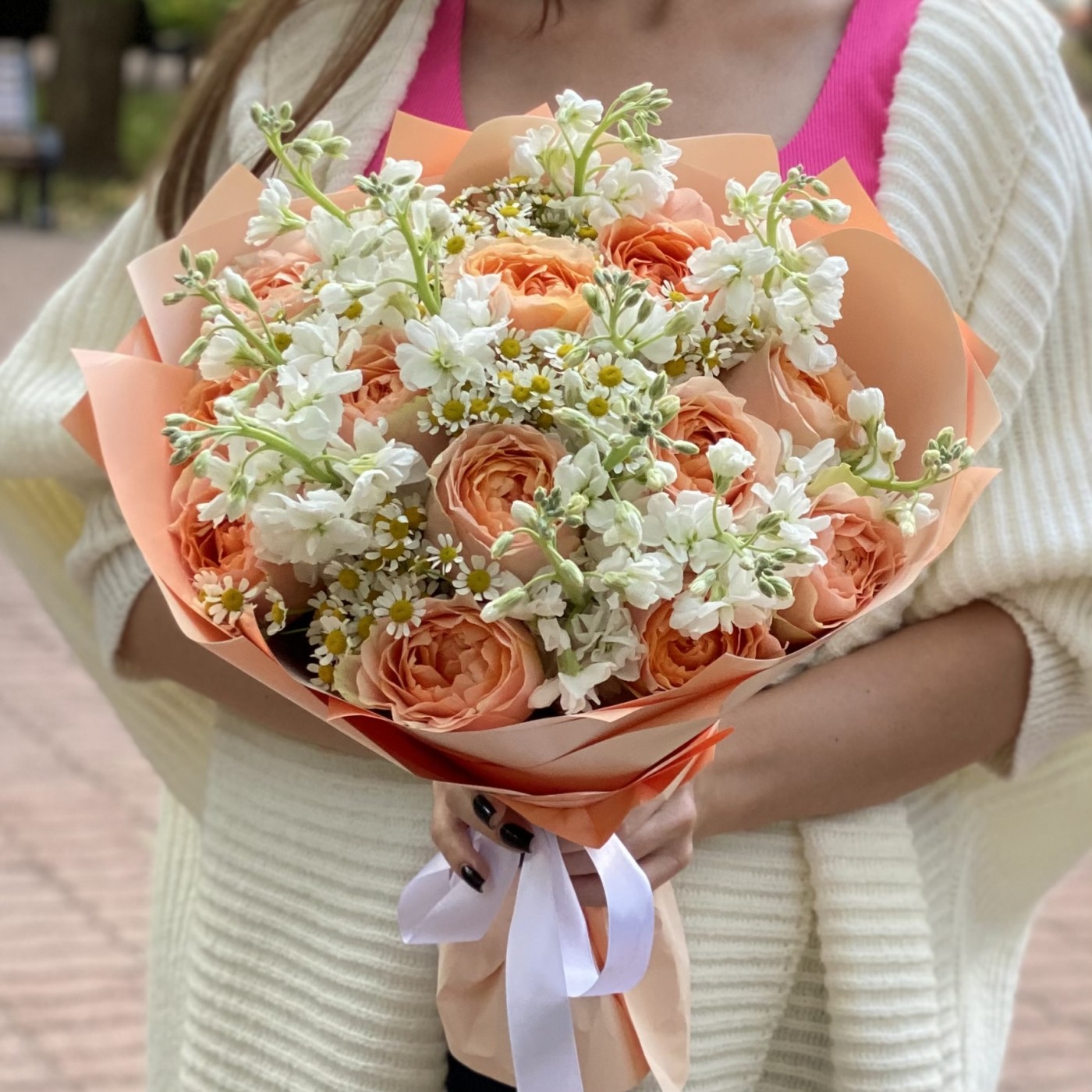 13 пионовидных роз Гравити с маттиолой