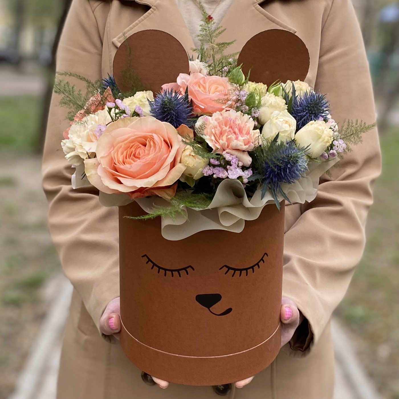 Цветы в коробке Мишенька с розой и диантусом