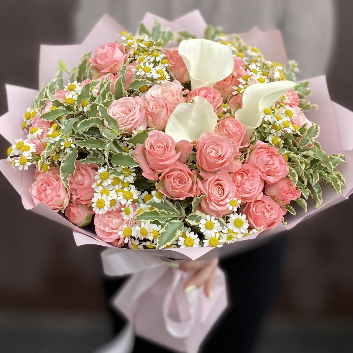 Букет Ассоль с каллами и кустовыми розами