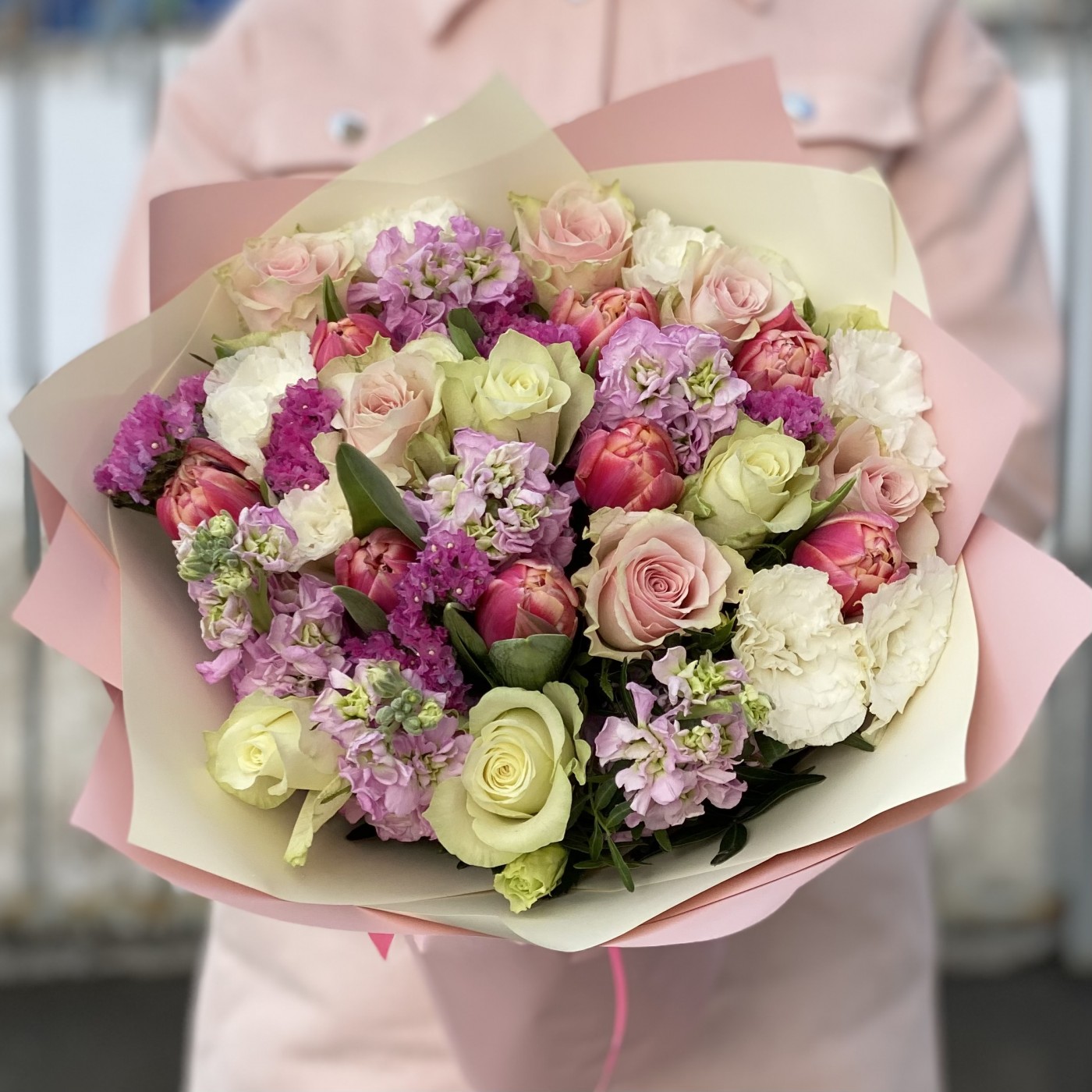 Нежный букет из роз, ароматной маттиолы и пионовидных тюльпанов