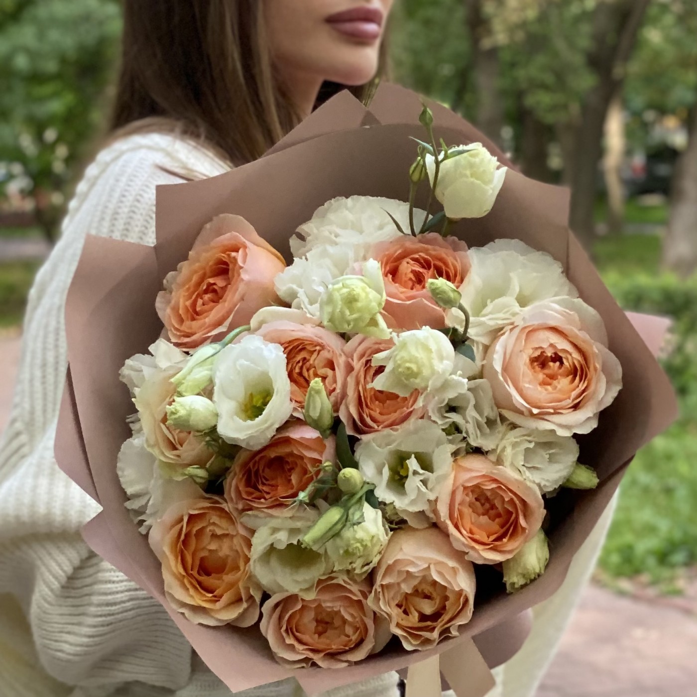 Букет пионовидных роз Гравити с эустомой