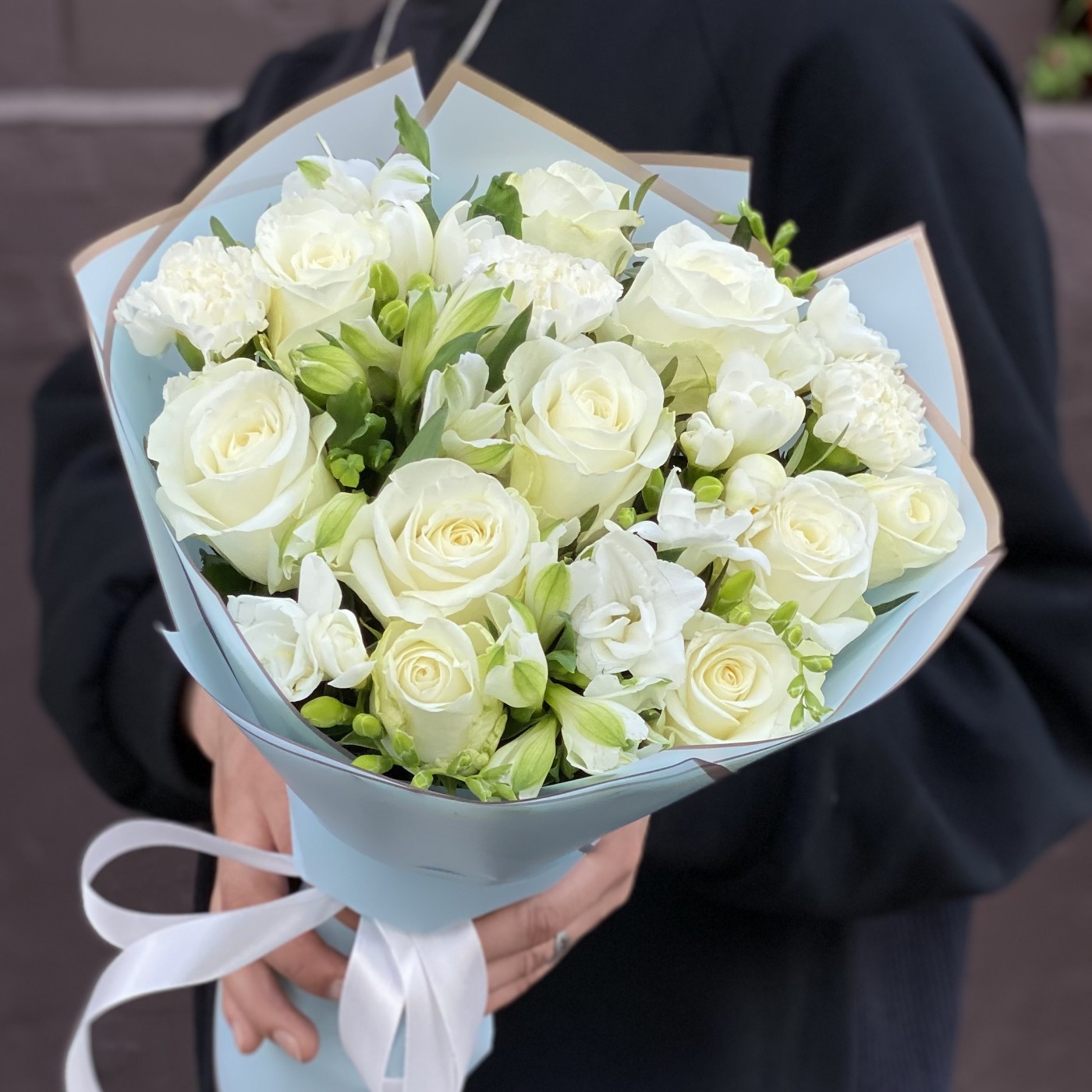 Белый букет с розами и фрезией
