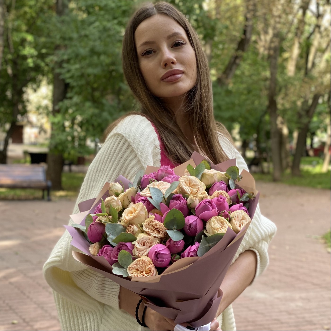 Дуэт из пионовидных кустовых роз Мисти баблс и Джентл Трендсеттер