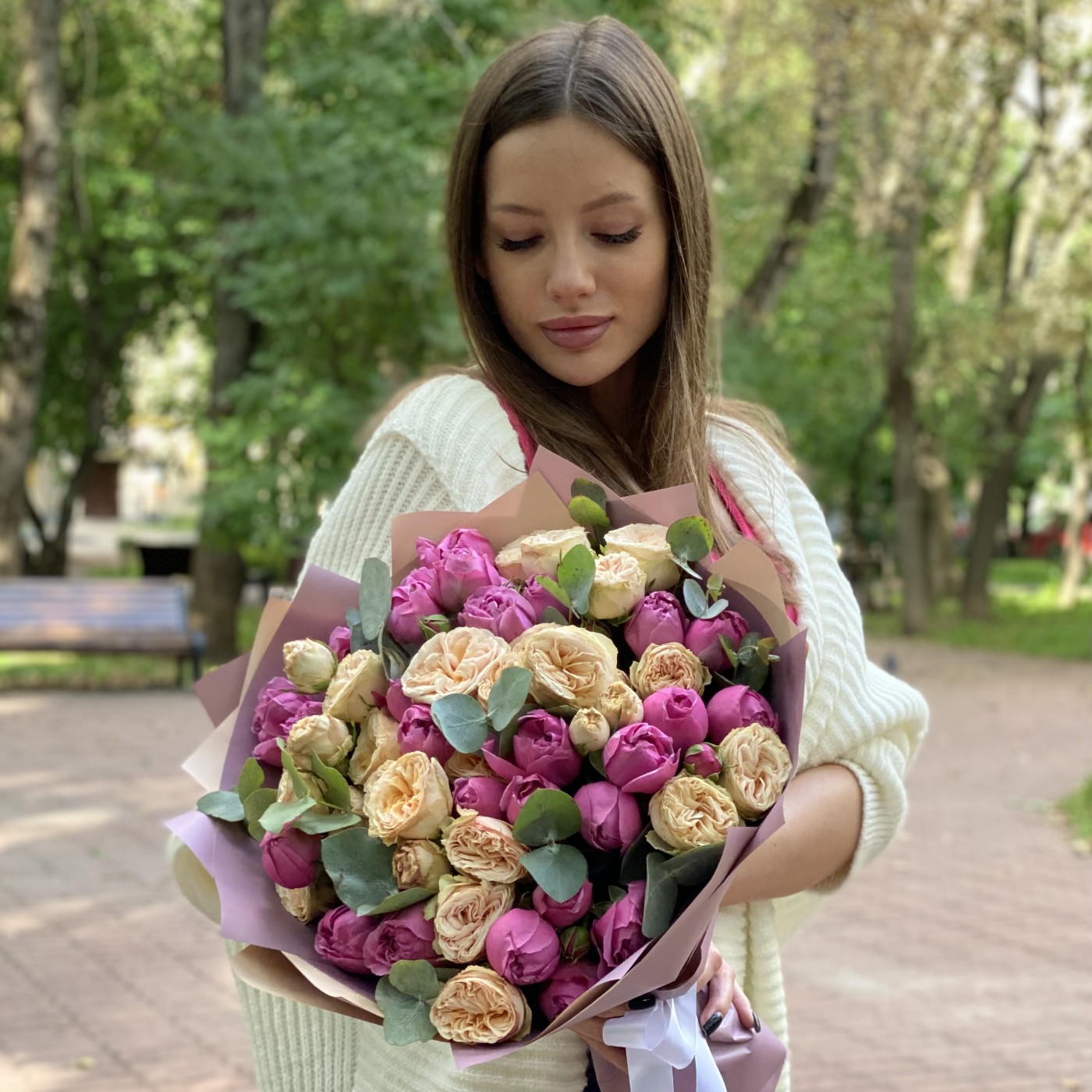 Дуэт из пионовидных кустовых роз Мисти баблс и Джентл Трендсеттер