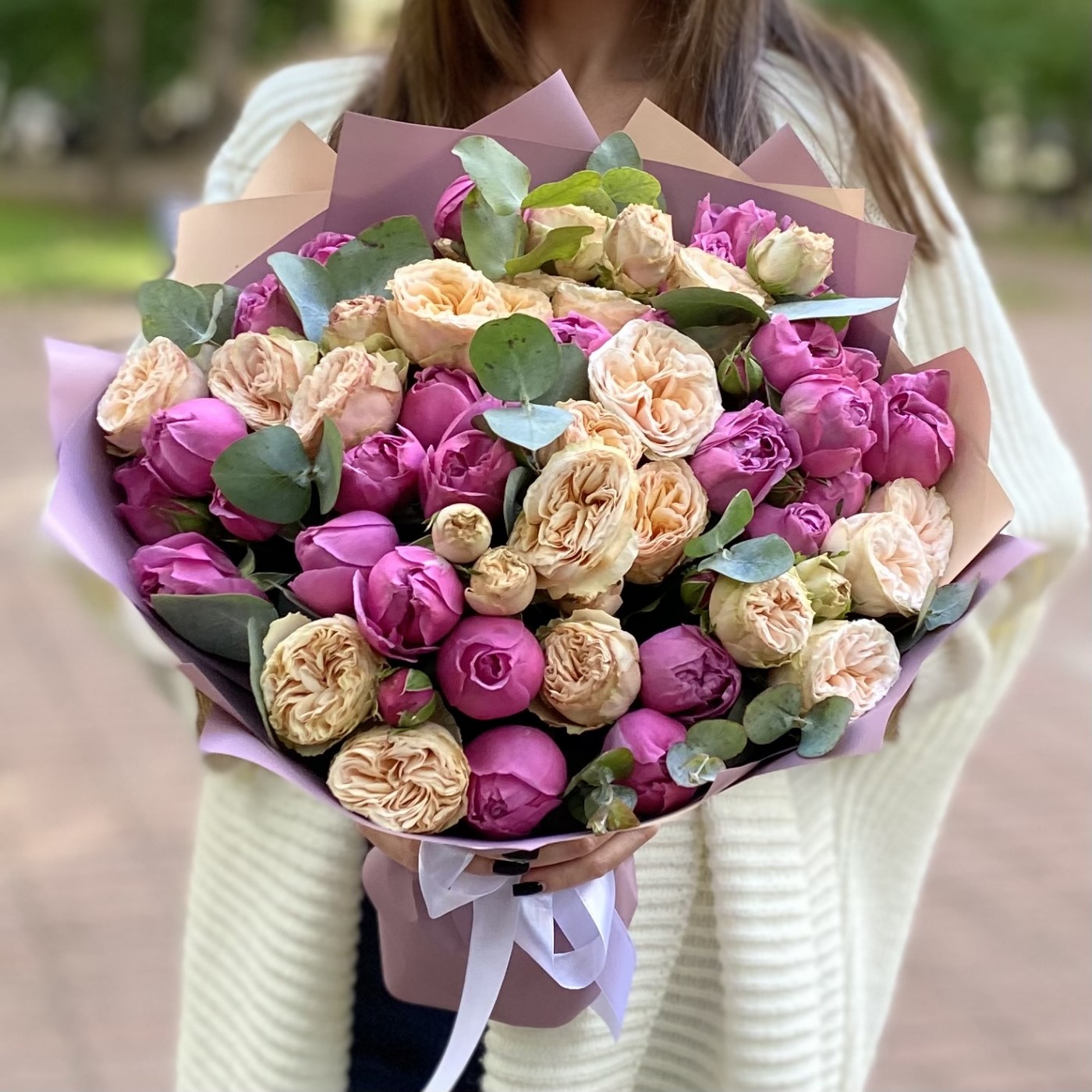 Дуэт из пионовидных кустовых роз Мисти баблс и Джентл Трендсеттер