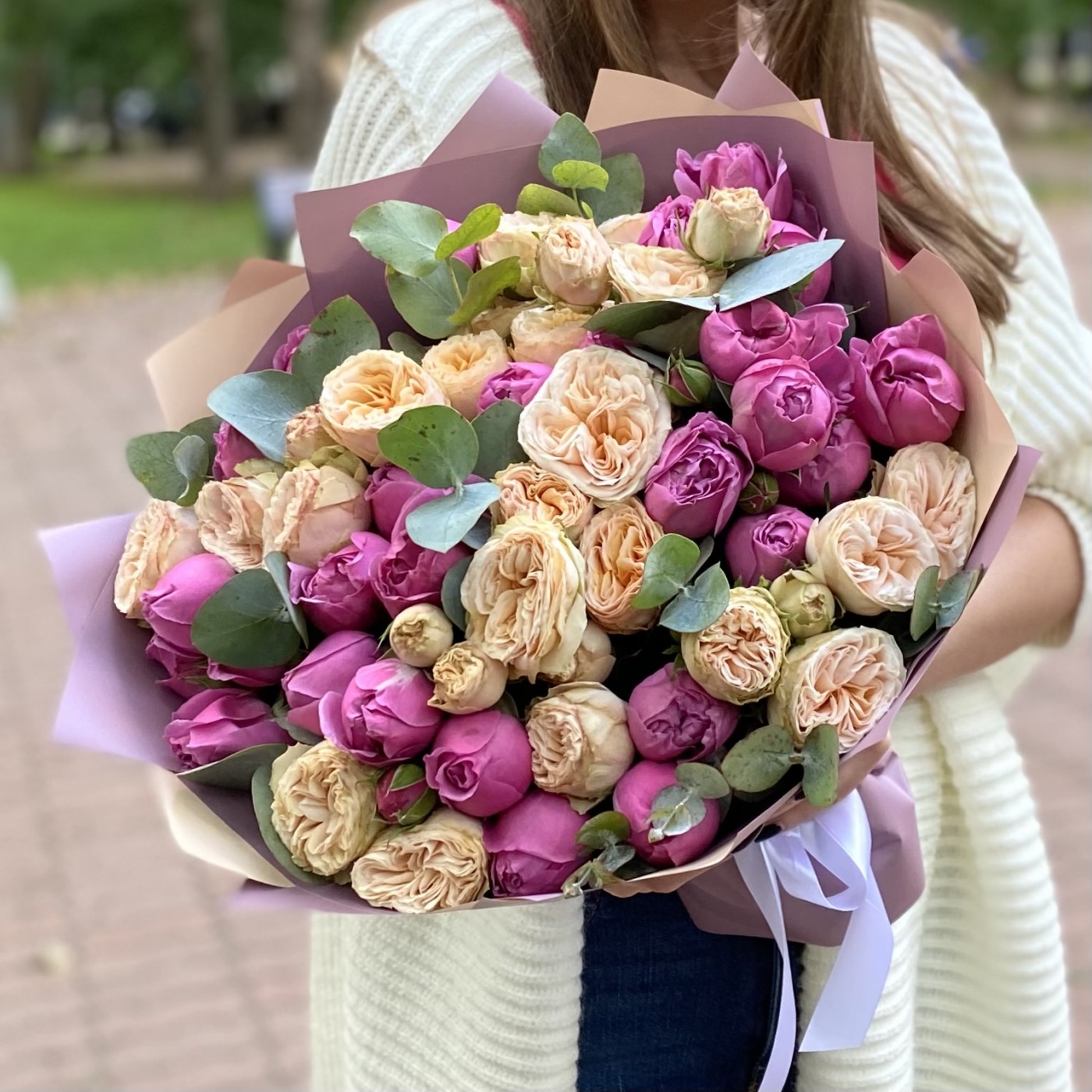 Дуэт из пионовидных кустовых роз Мисти баблс и Джентл Трендсеттер