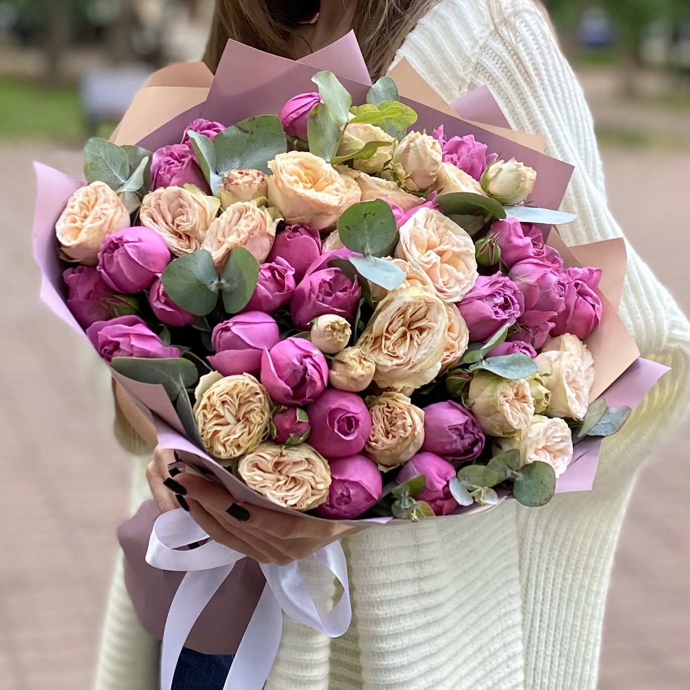 Дуэт из пионовидных кустовых роз Мисти баблс и Джентл Трендсеттер