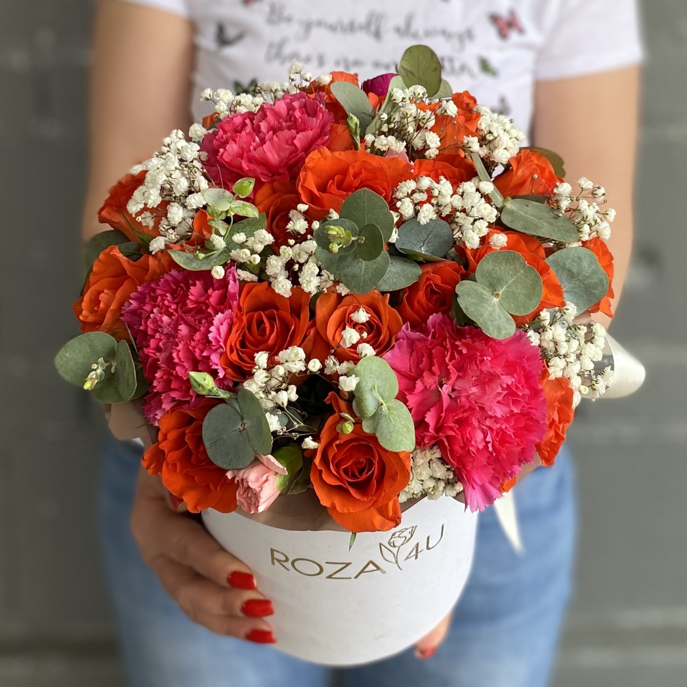 Коробка с оранжевыми розами и малиновыми диантусами