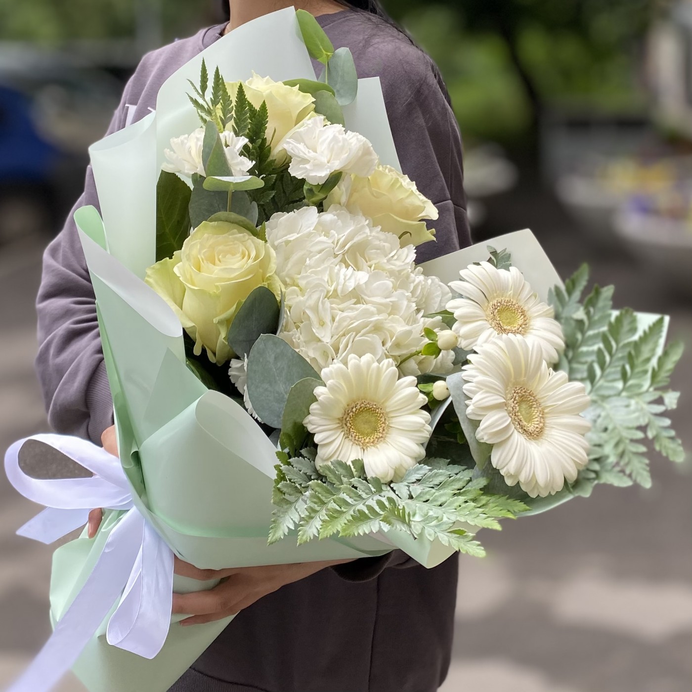 Воздушный букет с гортензией и герберами