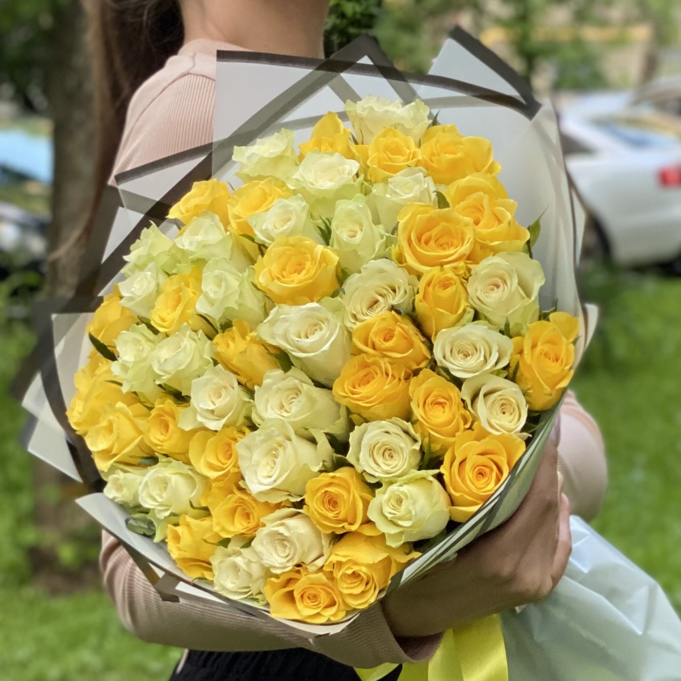 51 желтая и белая роза
