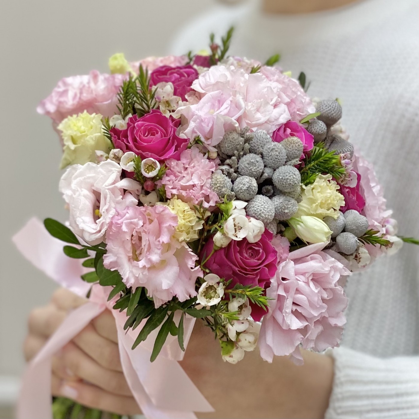 Букет невесты с эустомой и розами Мон Амур