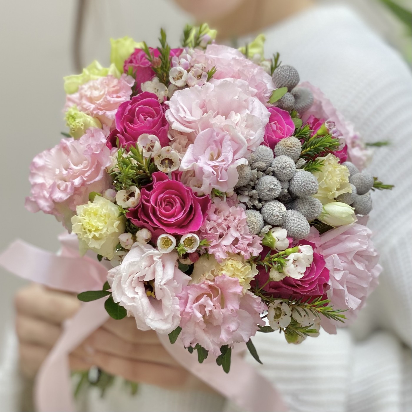 Букет невесты с эустомой и розами Мон Амур