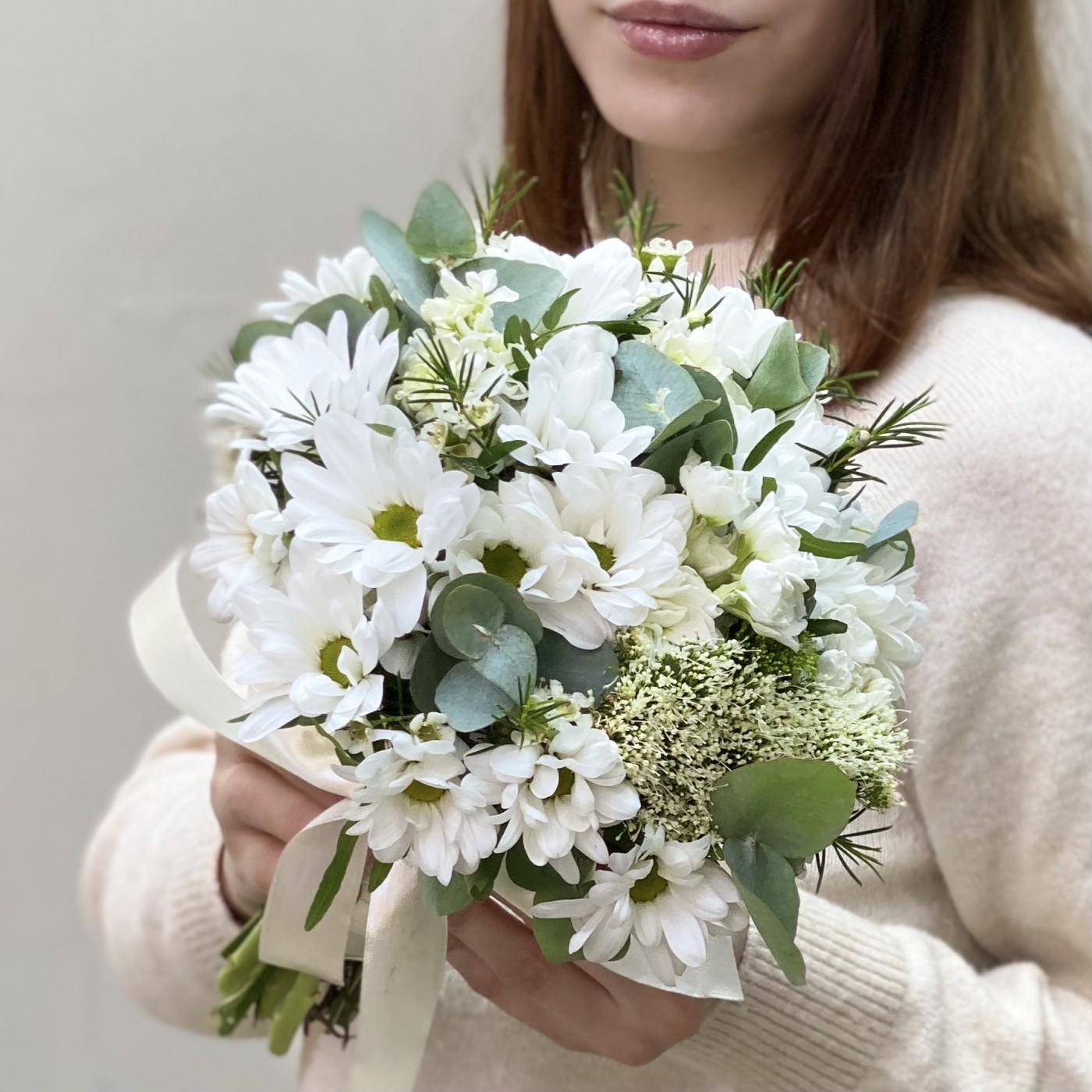 Букет невесты с ромашковой хризантемой Безмятежность