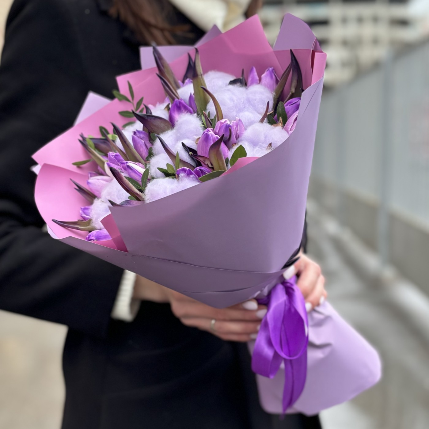 Букет с тюльпанами и хлопком Пурпурное облако