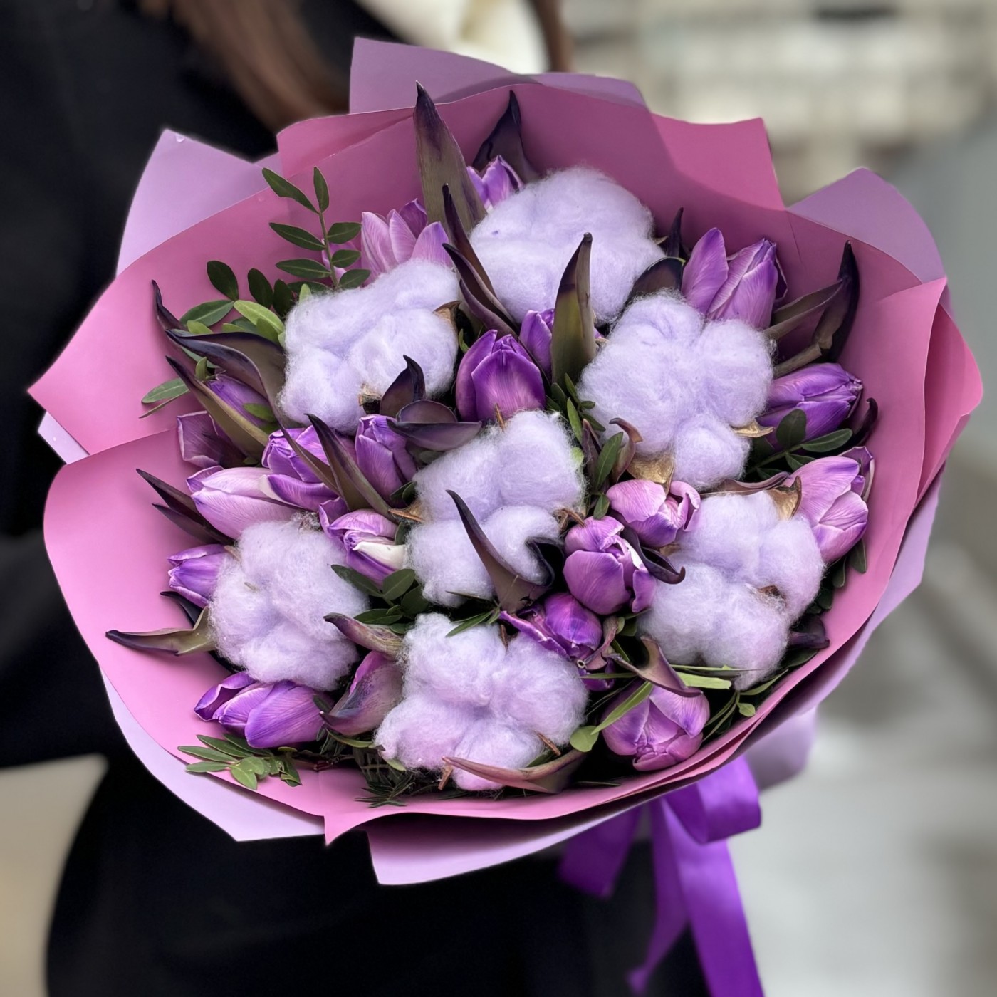 Букет с тюльпанами и хлопком Пурпурное облако
