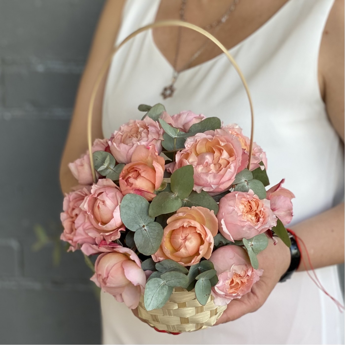 Кустовая пионовидная роза Джульетта с эвкалиптом в корзине