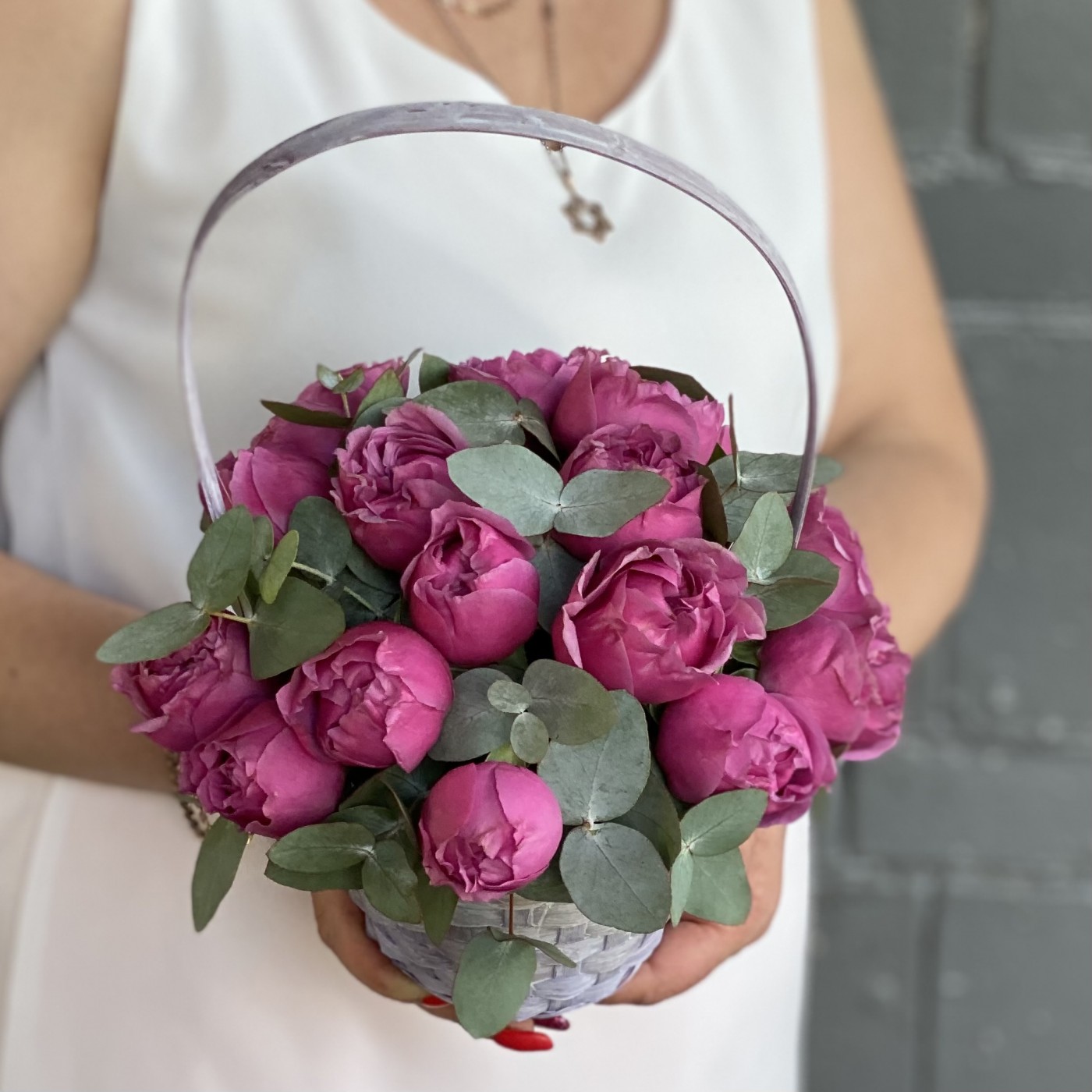 Кустовая пионовидная роза Мисти Баблс с эвкалиптом в корзине
