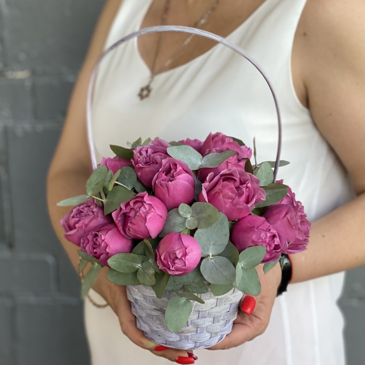Кустовая пионовидная роза Мисти Баблс с эвкалиптом в корзине