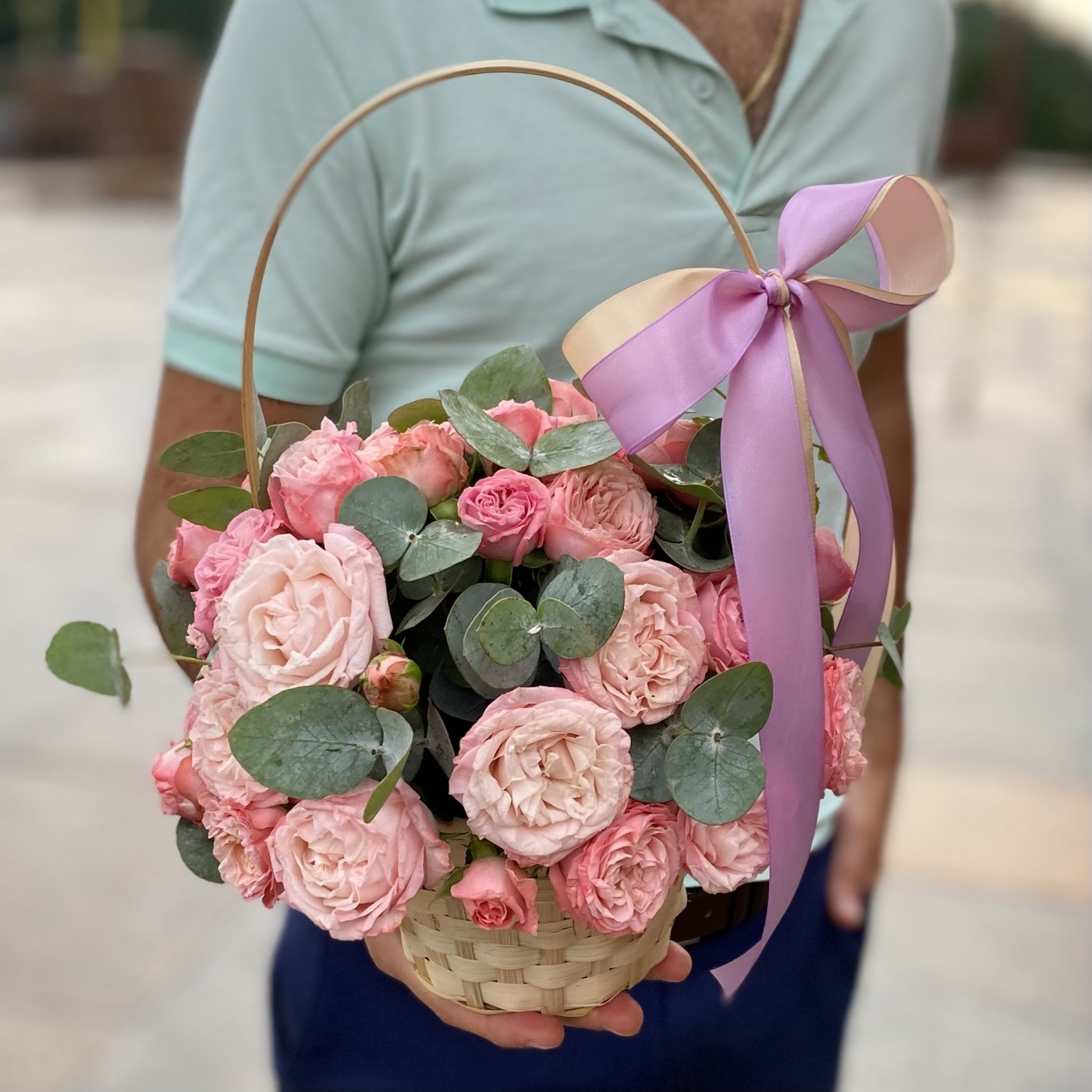 Кустовая пионовидная роза Мадам Бомбастик в корзине