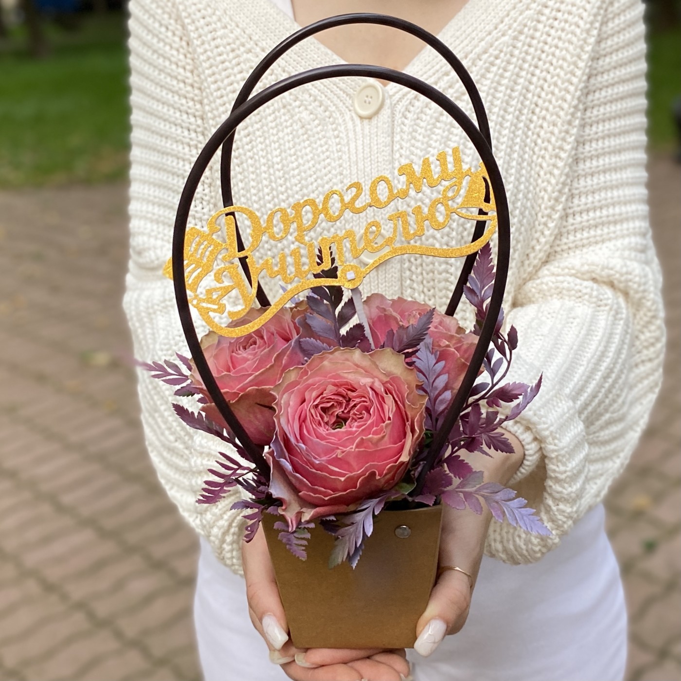 3 пионовидные розы Белиз с папоротником в сумочке