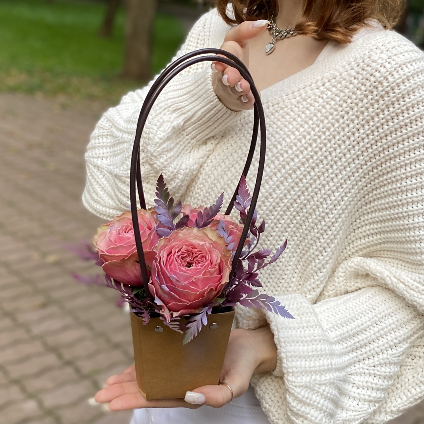 3 пионовидные розы Белиз с папоротником в сумочке