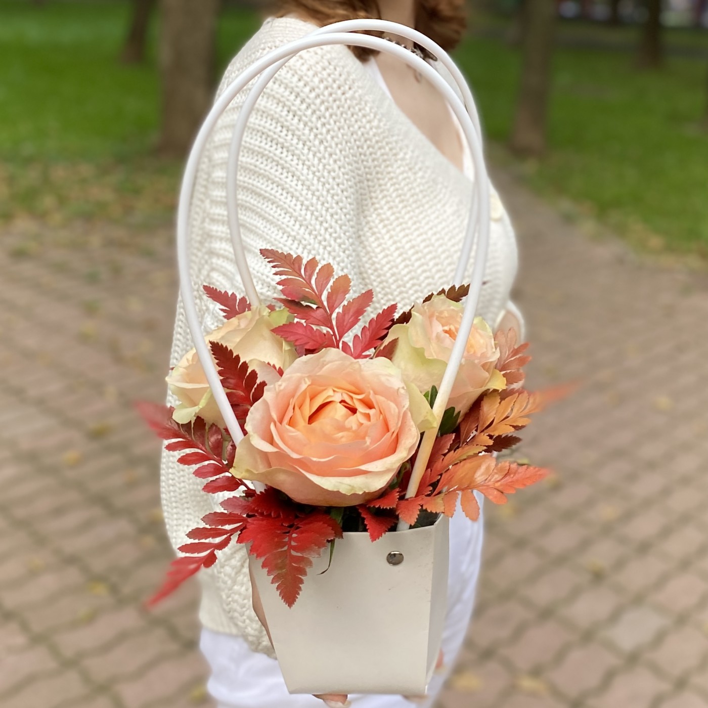 3 пионовидные розы Гравити с папоротником в сумочке