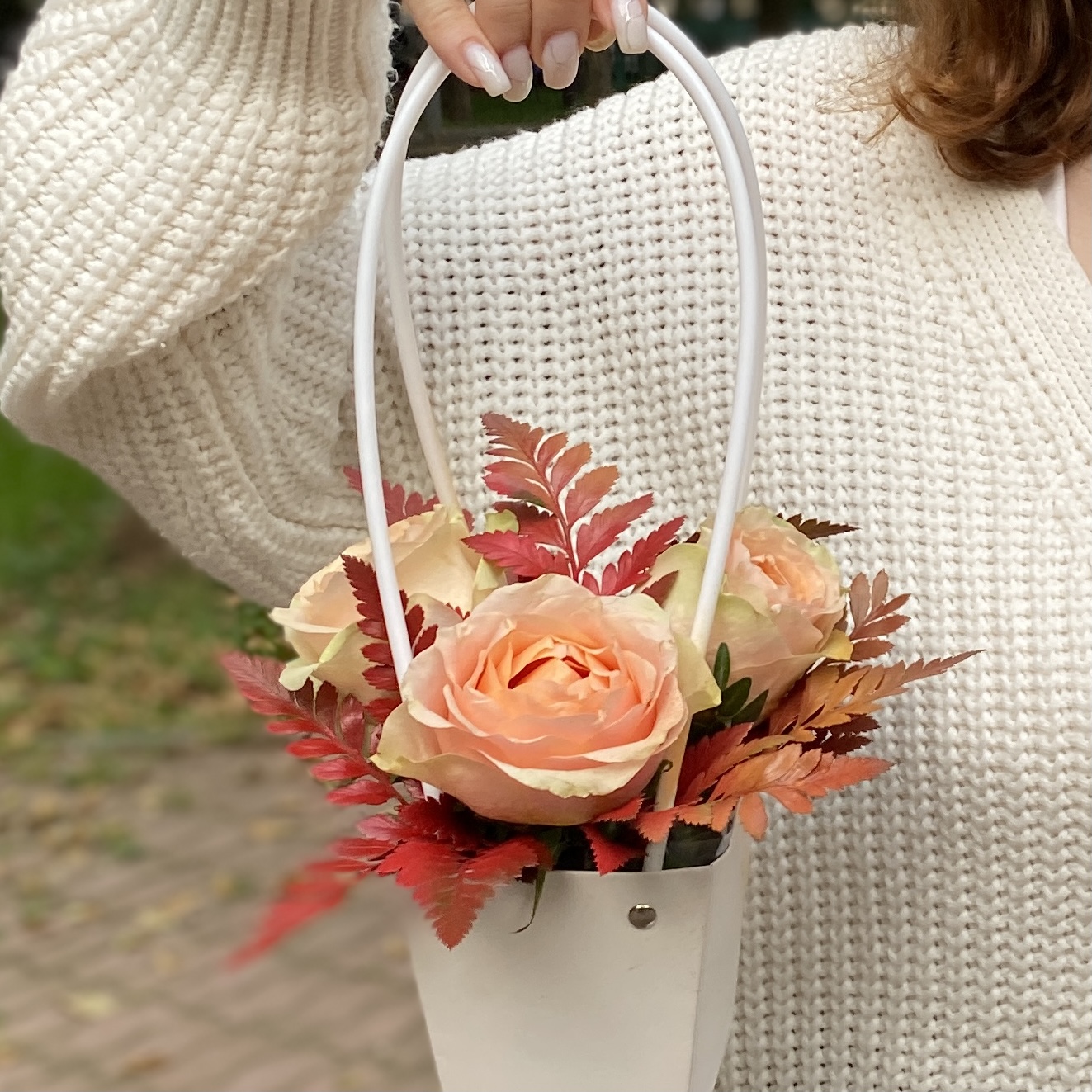 3 пионовидные розы Гравити с папоротником в сумочке